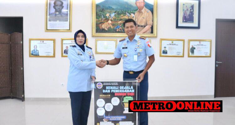 Beri Dukungan Psikologis kepada Prajurit Lanud RSA, Marsekal Pertama TNI Dra. Sri Hastuti Handayani Laksanakan Flying Psychologist