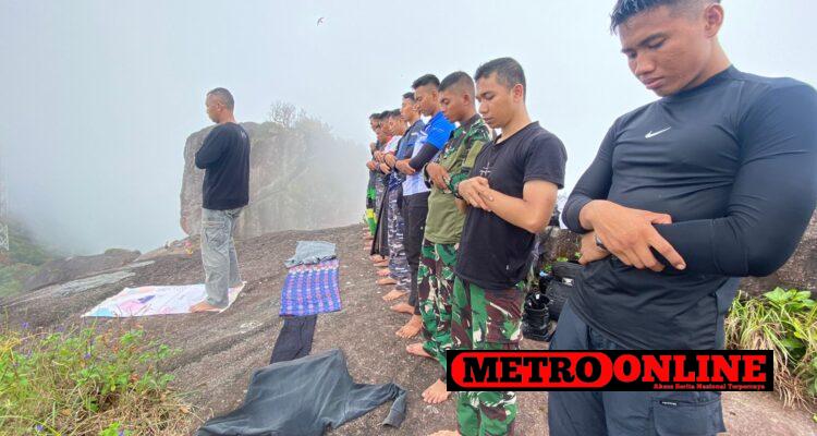 Komandan Lanal Ranai, Ajak Prajurit Jajal Keindahan Gunung Ranai Komandan Lanal Ranai, Ajak Prajurit Jajal Keindahan Gunung Ranai