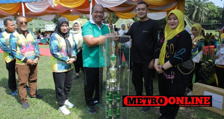 Tutup Jambore Posyandu ke XI, Wabup Asahan Serahkan Hadiah Kepada Tutup Jambore Posyandu ke XI, Wabup Asahan Serahkan Hadiah Kepada Kader Pemenang Lomba