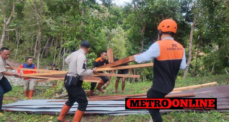 Tanggap, Bhabinkamtibmas Babinsa dan BPBD Bantu Warga Terkena Bencana Cuaca Ekstrem