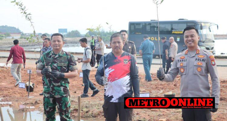 Jaga Kelestarian Alam, Polres Karimun Tanam 1150 Pohon dan Penyerahan Jaga Kelestarian Alam, Polres Karimun Tanam 1150 Pohon dan Penyerahan 2000 Bibit Ikan