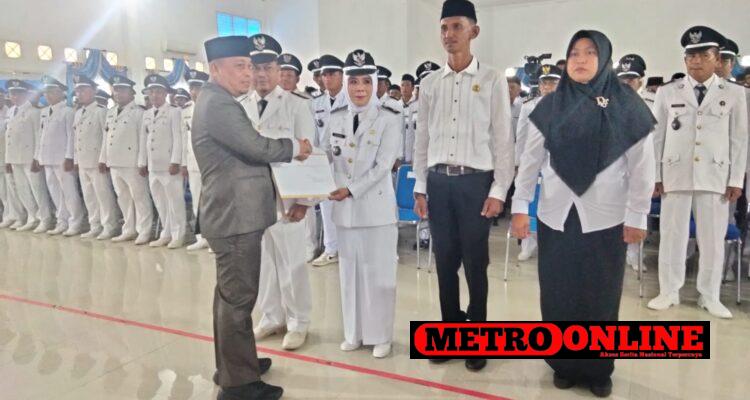 Bupati Lingga, Kukuhkan dan Serahkan SK Perpanjangan Masa Jabatan Kades Bupati Lingga, Kukuhkan dan Serahkan SK Perpanjangan Masa Jabatan Kades dan BPD