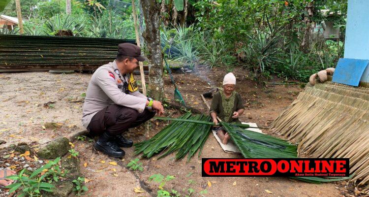Di Kampung Air Raya Bhabinkamtibmas Polsek Bunguran Timur, beri Motivasi Di Kampung Air Raya Bhabinkamtibmas Polsek Bunguran Timur, beri Motivasi kepada Ibu Pengrajin Atap
