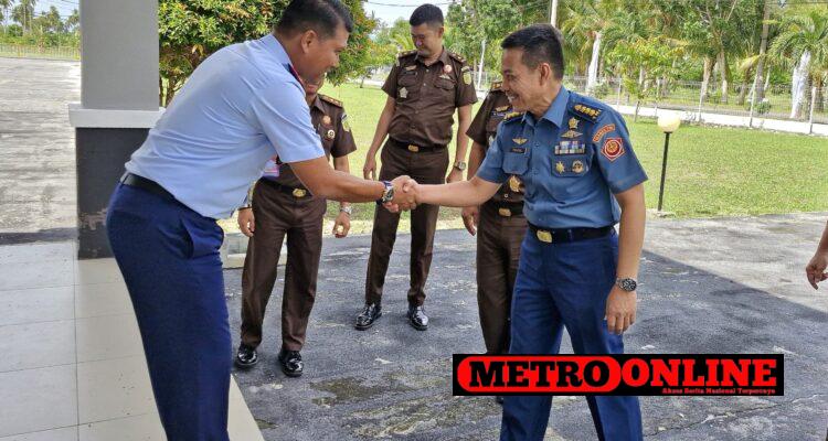 Danlanud RSA Sambut Kunjungan Asisten Pidana Militer Kejaksaan Tinggi Riau Danlanud RSA Sambut Kunjungan Asisten Pidana Militer Kejaksaan Tinggi Riau