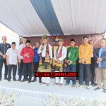 Memakai Tanjak dan Baju Kurung Putih Melayu Paslon Wan Siswandi Memakai Tanjak dan Baju Kurung Putih Melayu Paslon Wan Siswandi - Rodhial Huda Daftar ke KPUD Natuna