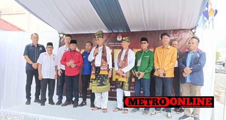 Memakai Tanjak dan Baju Kurung Putih Melayu Paslon Wan Siswandi Memakai Tanjak dan Baju Kurung Putih Melayu Paslon Wan Siswandi - Rodhial Huda Daftar ke KPUD Natuna