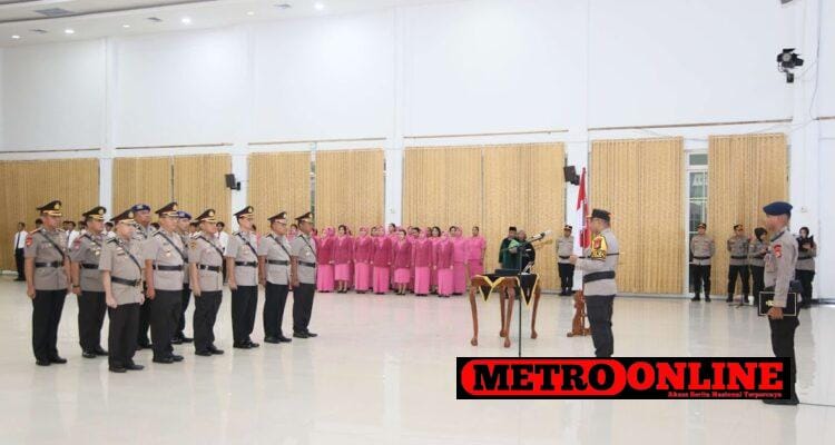 Kapolda Papua Barat Pimpin Sertijab Lima Pejabat Utama Polda Papua Kapolda Papua Barat Pimpin Sertijab Lima Pejabat Utama Polda Papua Barat