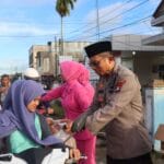 Kapolres Natuna Bersama Ketua Bhayangkari Bagi-Bagi Takjil Kapolres Natuna Bersama Ketua Bhayangkari Bagi-Bagi Takjil