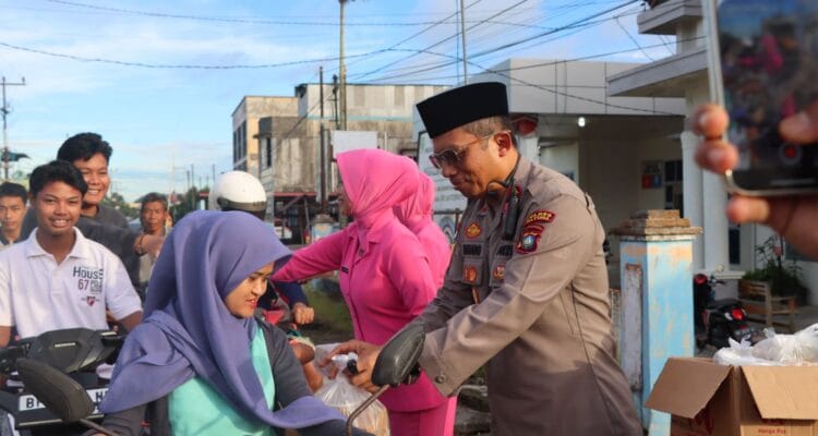 Kapolres Natuna Bersama Ketua Bhayangkari Bagi-Bagi Takjil