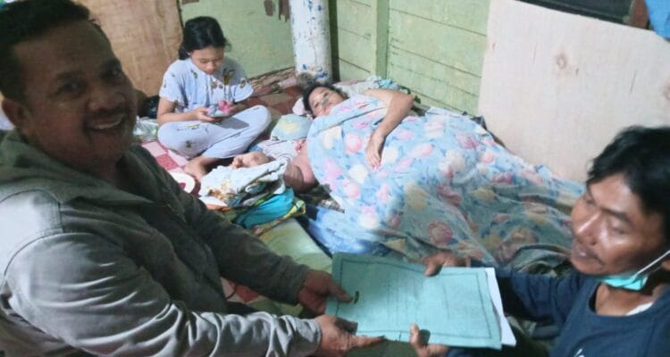 Ketua Perbana bersama Pengurus Tuan Somanimbil Serahkan Bantuan Sosial kepada Ketua Perbana bersama Pengurus Tuan Somanimbil Serahkan Bantuan Sosial kepada Ria Puspita Sari