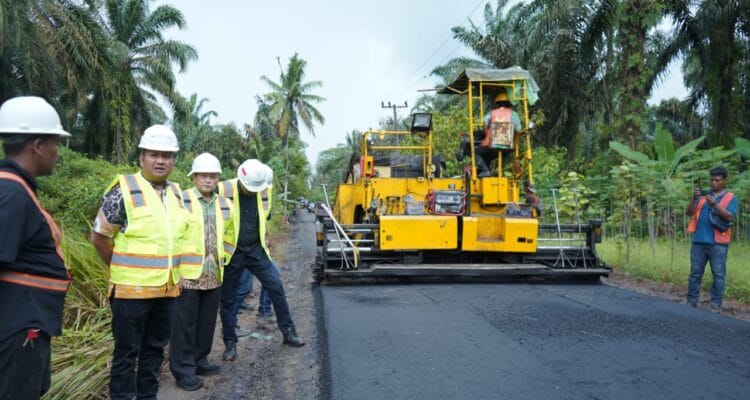 Wakil Bupati Kabupaten Asahan Kembali Tinjau Pelaksanaan Peningkatan Infrastruktur Jalan Wakil Bupati Kabupaten Asahan Kembali Tinjau Pelaksanaan Peningkatan Infrastruktur Jalan