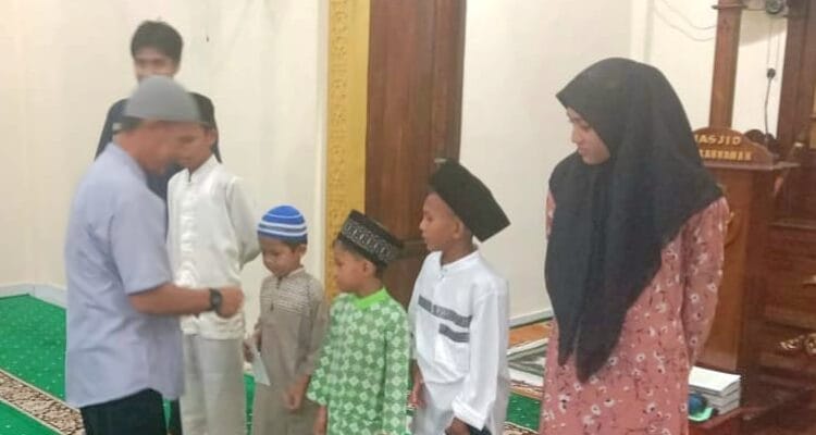 PNS Lanud Raden Sadjad Natuna Berbagi Kebahagiaan dengan Anak Yatim PNS Lanud Raden Sadjad Natuna Berbagi Kebahagiaan dengan Anak Yatim Piatu di Kota Tua Penagi