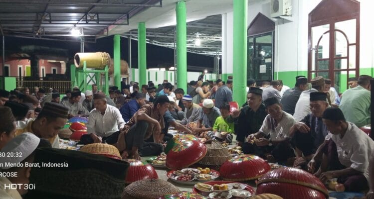 Tradisi Nganggung Malam Lebaran di Desa Kace Bangka Tetap Lestari Tradisi Nganggung Malam Lebaran di Desa Kace Bangka Tetap Lestari