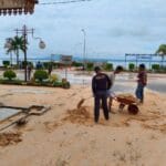 Pemkab Lingga Respon Cepat Pembersihan Jalan Berlumpur Pelabuhan Roro Pemkab Lingga Respon Cepat Pembersihan Jalan Berlumpur Pelabuhan Roro