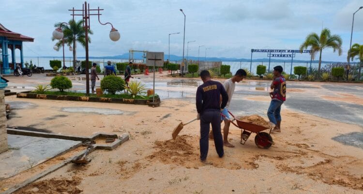 Pemkab Lingga Respon Cepat Pembersihan Jalan Berlumpur Pelabuhan Roro Pemkab Lingga Respon Cepat Pembersihan Jalan Berlumpur Pelabuhan Roro