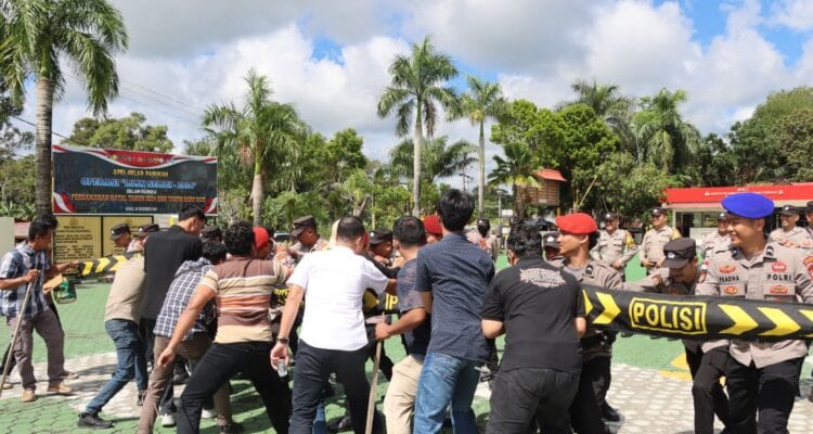 Jelang Hari Buruh, Polres Natuna Gelar Latihan SISPAMKOTA dan DALMAS Jelang Hari Buruh, Polres Natuna Gelar Latihan SISPAMKOTA dan DALMAS