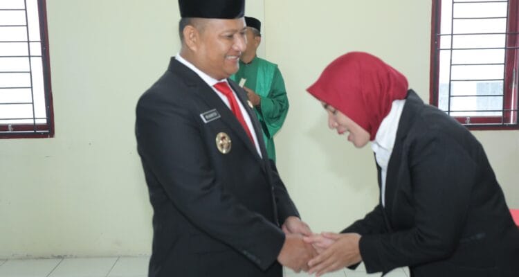 Wakil Bupati Lantik 2 Pejabat di Lingkungan Disdukcapil Asahan Wakil Bupati Lantik 2 Pejabat di Lingkungan Disdukcapil Asahan