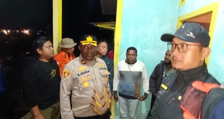 Breaking News, Banjir Bandang Terjang Kampung Jim di Pegaf, 19 Breaking News, Banjir Bandang Terjang Kampung Jim di Pegaf, 19 Orang Hilang – Tim Gabungan Lakukan Pencarian Intensif