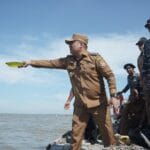 Wabup Asahan Bersama Danlanal dan Satpol Air Tabur Benih Kerang Wabup Asahan Bersama Danlanal dan Satpol Air Tabur Benih Kerang Dara di Pesisir Desa Silo Baru