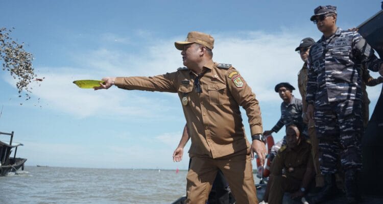 Wabup Asahan Bersama Danlanal dan Satpol Air Tabur Benih Kerang Dara di Pesisir Desa Silo Baru