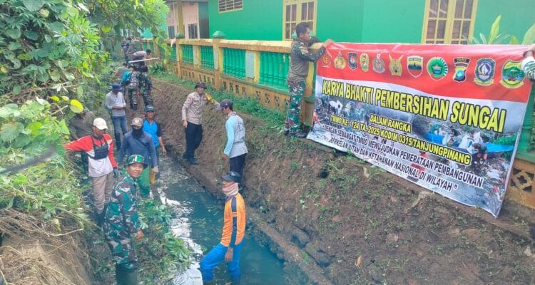 Satgas TMMD Ke-124 Kodim 0315/TPI: Harmoni TNI, Polri, dan Warga Satgas TMMD Ke-124 Kodim 0315/TPI: Harmoni TNI, Polri, dan Warga dalam Menjaga Lingkungan di Lingga