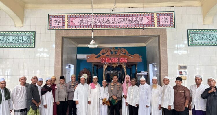 Hangatnya Jumat Curhat di Masjid Al-Jamik: Ketika Polisi dan Masyarakat Hangatnya Jumat Curhat di Masjid Al-Jamik: Ketika Polisi dan Masyarakat Bersatu dalam Iman dan Keamanan
