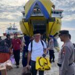 Polsek Bunguran Timur Kawal Kedatangan KMP Bahtera Nusantara 01 Demi Polsek Bunguran Timur Kawal Kedatangan KMP Bahtera Nusantara 01 Demi Keamanan Pelabuhan Penagi