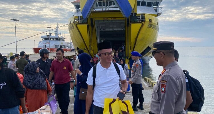 Polsek Bunguran Timur Kawal Kedatangan KMP Bahtera Nusantara 01 Demi Polsek Bunguran Timur Kawal Kedatangan KMP Bahtera Nusantara 01 Demi Keamanan Pelabuhan Penagi