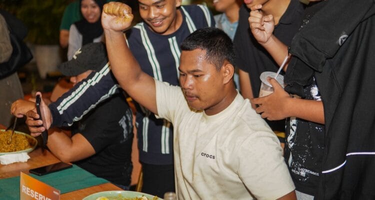Pemuda Tanjung Riau Juara Mukbang Challenge, Habiskan 10 Porsi Mie Pemuda Tanjung Riau Juara Mukbang Challenge, Habiskan 10 Porsi Mie Nyemek dalam 30 Menit