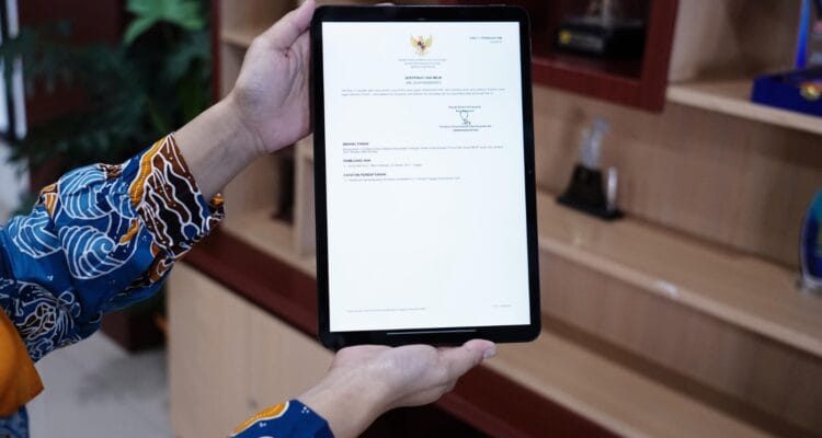 Transformasi Digital Pertanahan: Sertipikat Elektronik Mulai Diterapkan, Sertipikat Lama Tetap Transformasi Digital Pertanahan: Sertipikat Elektronik Mulai Diterapkan, Sertipikat Lama Tetap Sah