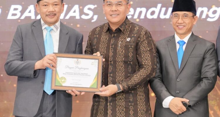 Wamen ATR/BPN Terima Penghargaan Sebagai Pejabat Pendukung Zakat Sejahterakan Umat Wamen ATR/BPN Terima Penghargaan Sebagai Pejabat Pendukung Zakat Sejahterakan Umat