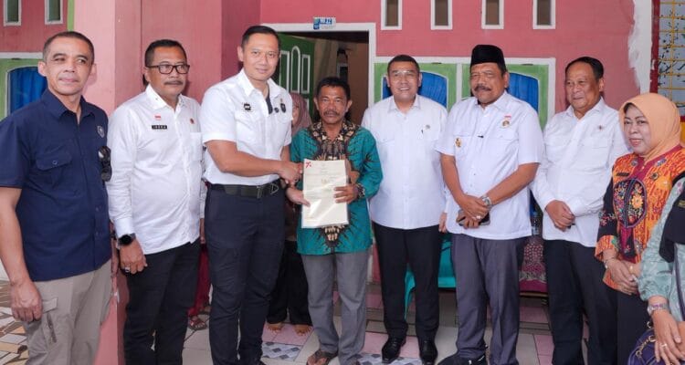 Wamen ATR/BPN Bersama Menko AHY Serahkan Sertipikat Tanah untuk Rakyat Wamen ATR/BPN Bersama Menko AHY Serahkan Sertipikat Tanah untuk Rakyat di Bengkulu