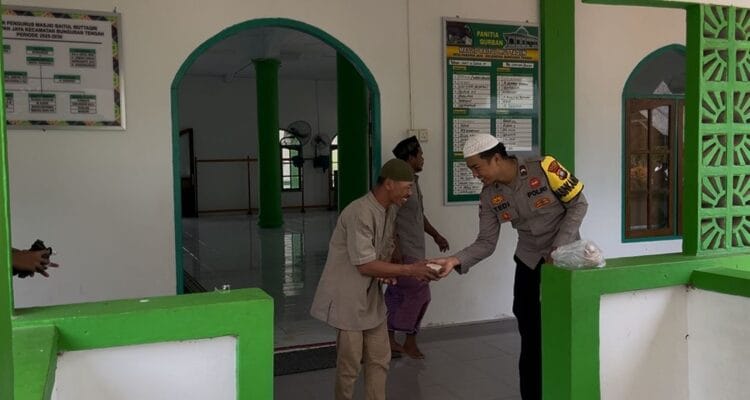 Jumat Berkah di Harapan Jaya, Polisi Hadir dengan Sepiring Nasi dan Ketulusan