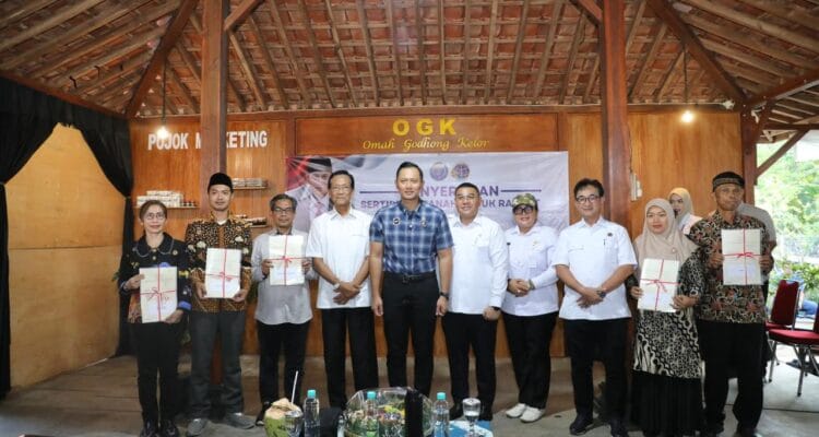 Kolaborasi dengan Banyak Pihak, Wamen ATR/BPN Dampingi Menko AHY Serahkan Kolaborasi dengan Banyak Pihak, Wamen ATR/BPN Dampingi Menko AHY Serahkan Sertipikat PTSL di Gunungkidul